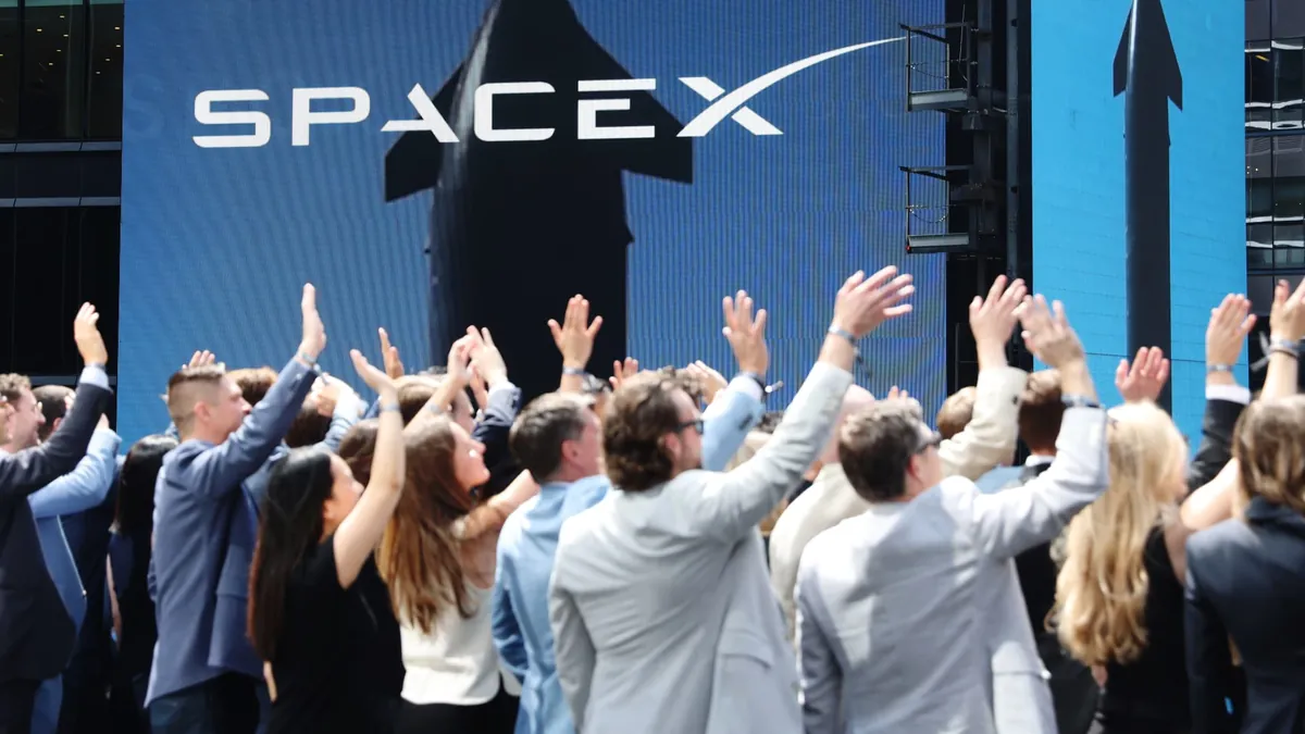 Watchlist 公司新聞：SpaceX／Tesla 合併；輝達芯片大單；Google Cloud 故障；USAR 獲新評級；CRCL／LLY 強、阿里騰訊弱